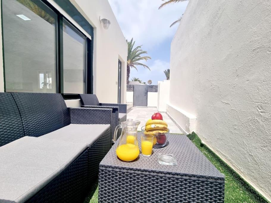 Pequeno Bungalow Firt Line Of The Sea Costa Teguise Eksteriør bilde