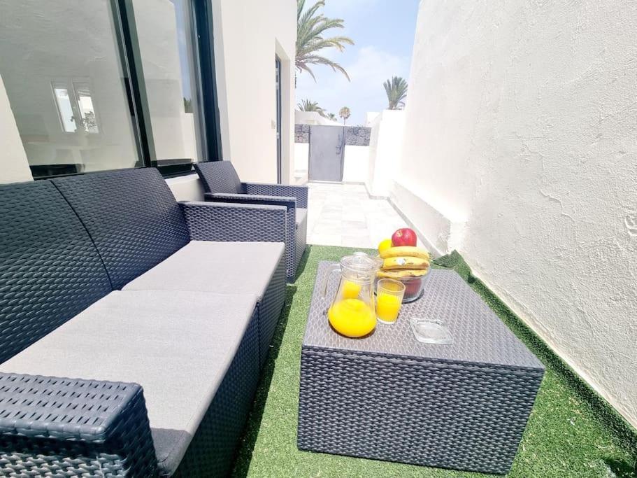 Pequeno Bungalow Firt Line Of The Sea Costa Teguise Eksteriør bilde