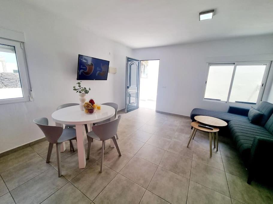 Pequeno Bungalow Firt Line Of The Sea Costa Teguise Eksteriør bilde