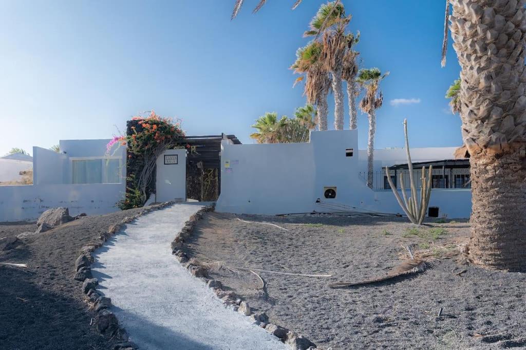 Pequeno Bungalow Firt Line Of The Sea Costa Teguise Eksteriør bilde