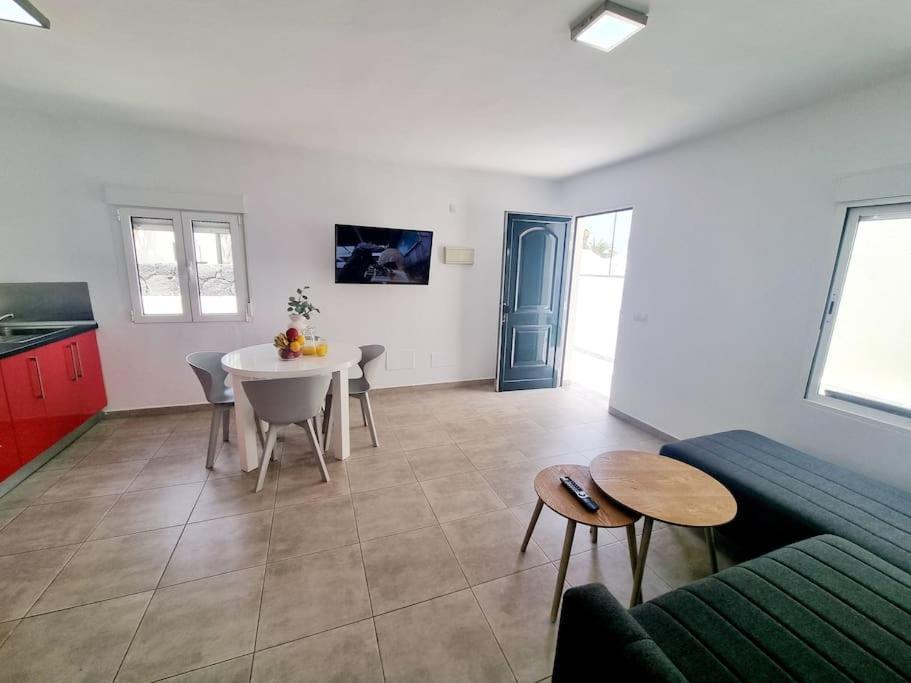 Pequeno Bungalow Firt Line Of The Sea Costa Teguise Eksteriør bilde